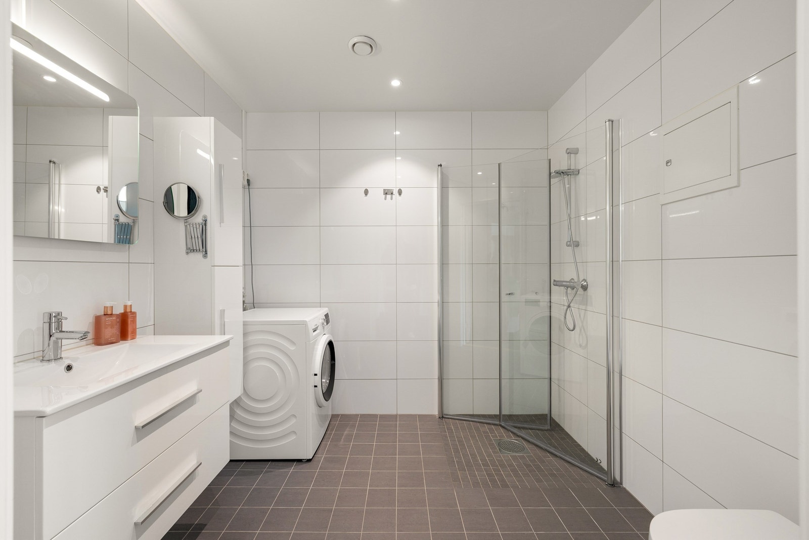 Badet er i likhet med resten av leiligheten velholdt og velutnyttet. Gulv og vegger er flislagt, i gulvet er det elektrisk varme. Galleribilde