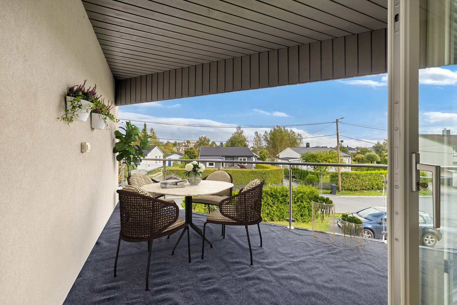 Stor balkong med sol frem til sen formiddag sommerstid. Et lunt og hyggelig uterom på lyse, fine sommerkvelder. Galleribilde