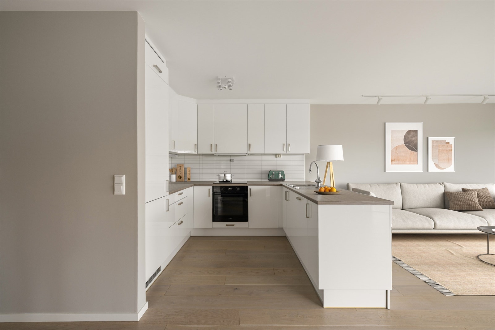 Kjøkkeninnredningen er fra byggeåret, men velholdt og meget praktisk å benytte i det daglige. Hvitevarene er integrert og medfølger. Galleribilde