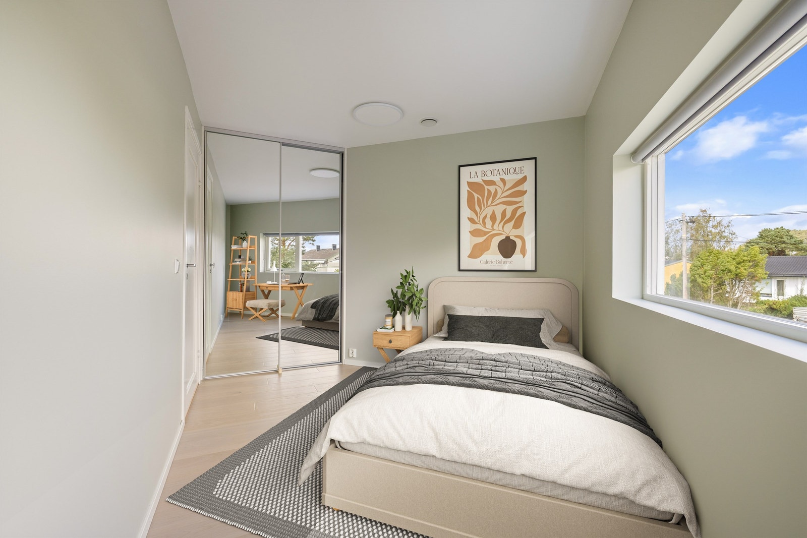 Heldekkende speil på garderobenes dørblader har utvidende effekt på romfølelsen i begge soverom. Galleribilde