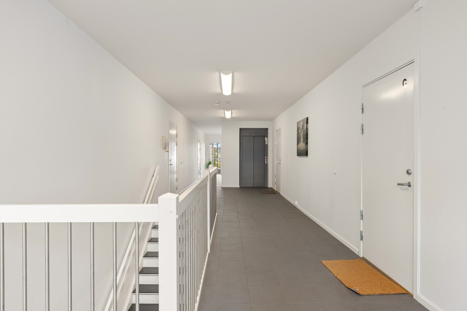 Mellom heisen og inngangsdøren er det kun et fåtall meter. Galleribilde