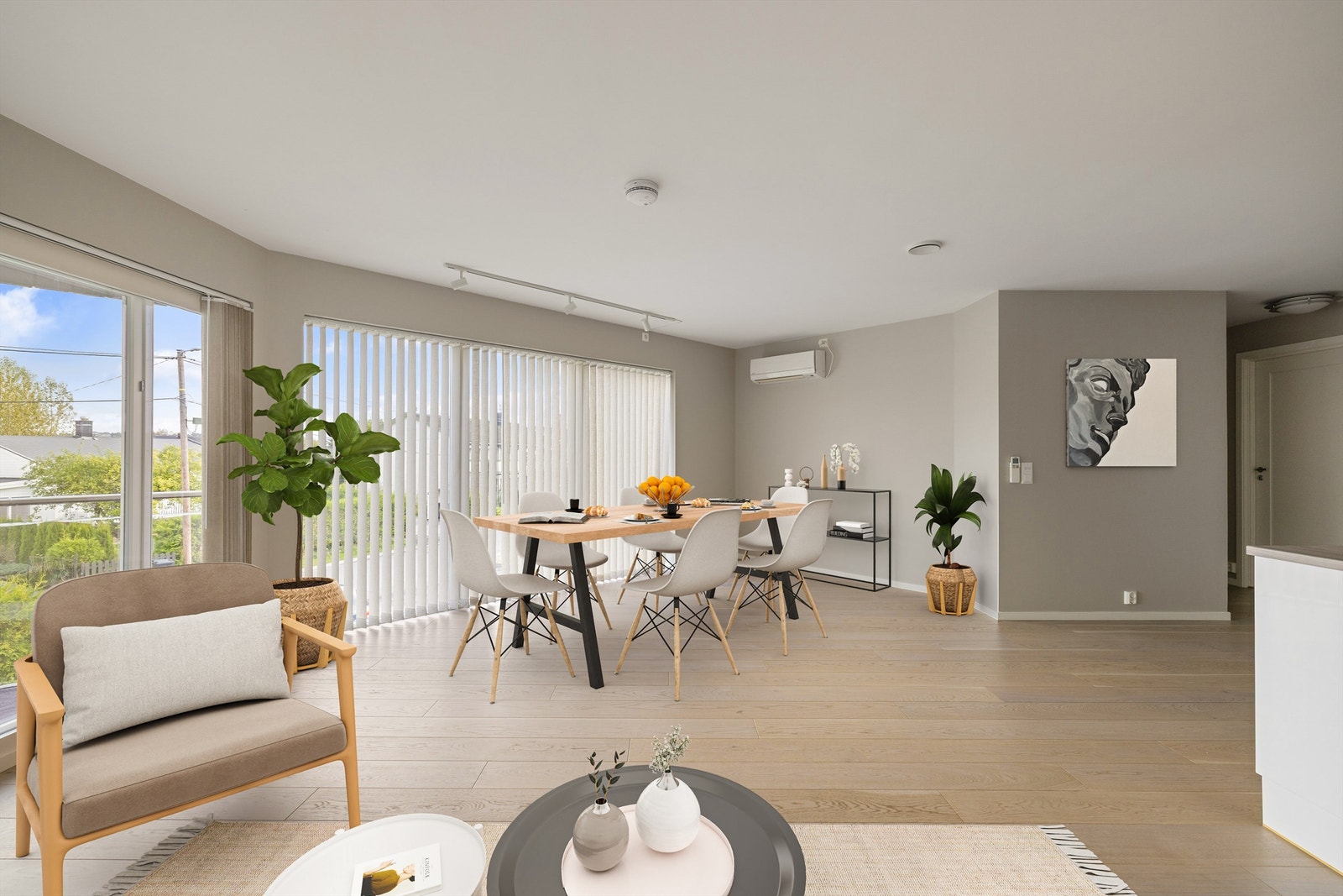 Moderne og stilfull stue. Vinduer med store flater gir gode lysforhold i stuen, dagen gjennom. Galleribilde