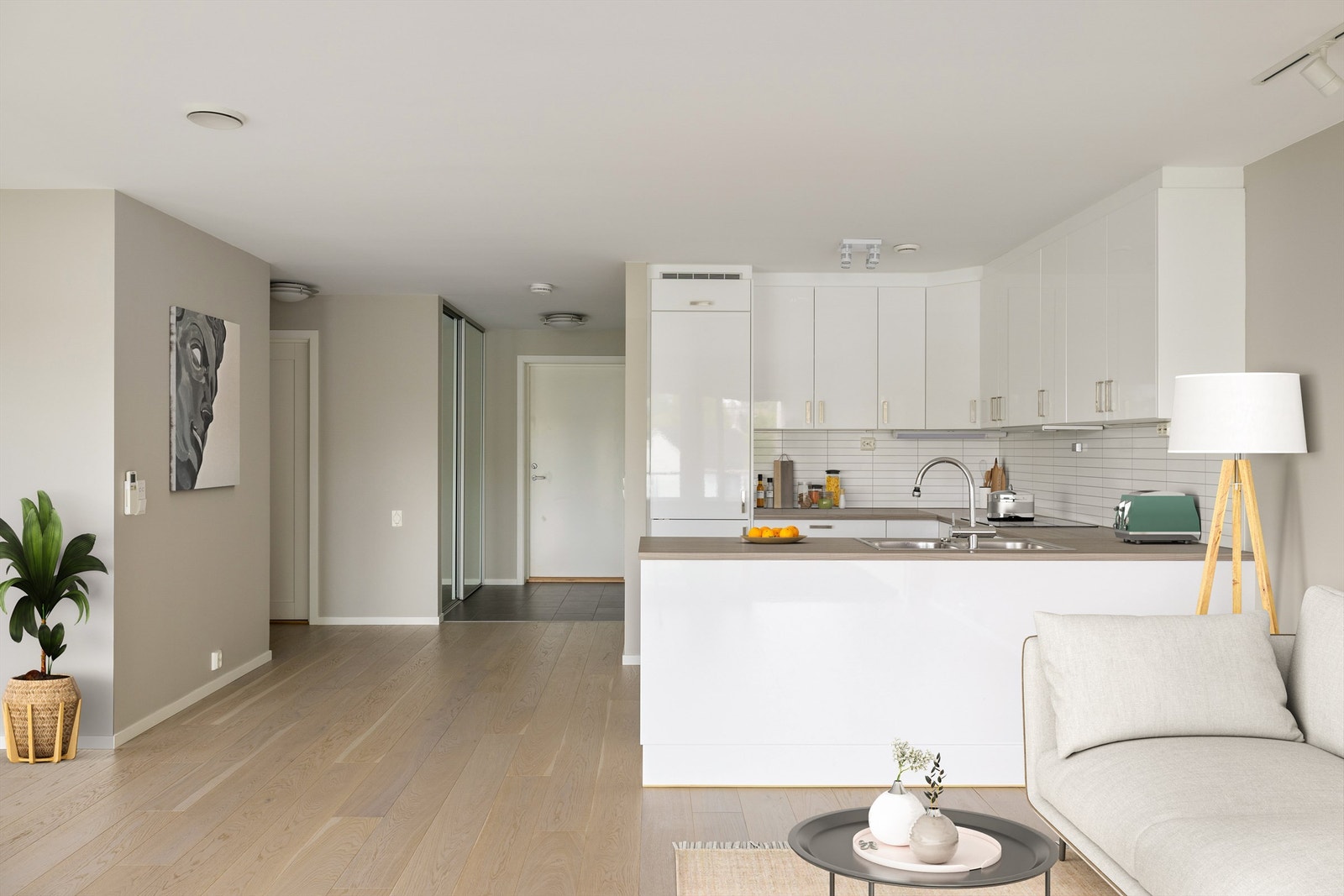 Arealet er effektivt utnyttet; kjøkkenet tilbaketrukket i stuens indre hjørne til fordel for en størst mulig disponibel gulvflate i resten av rommet. Galleribilde