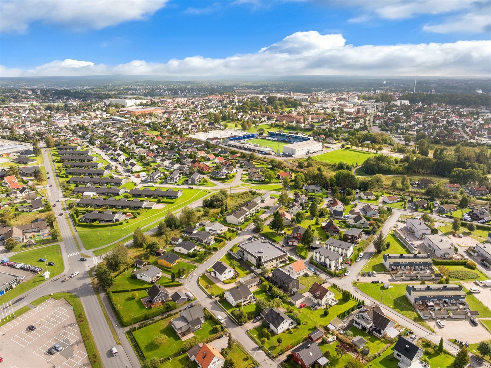 På nærliggende Tunejordet finnes dagligvareforretninger og flere store varehus. Til byen tar det kun 5 min. med sykkel, bil eller buss. Galleribilde