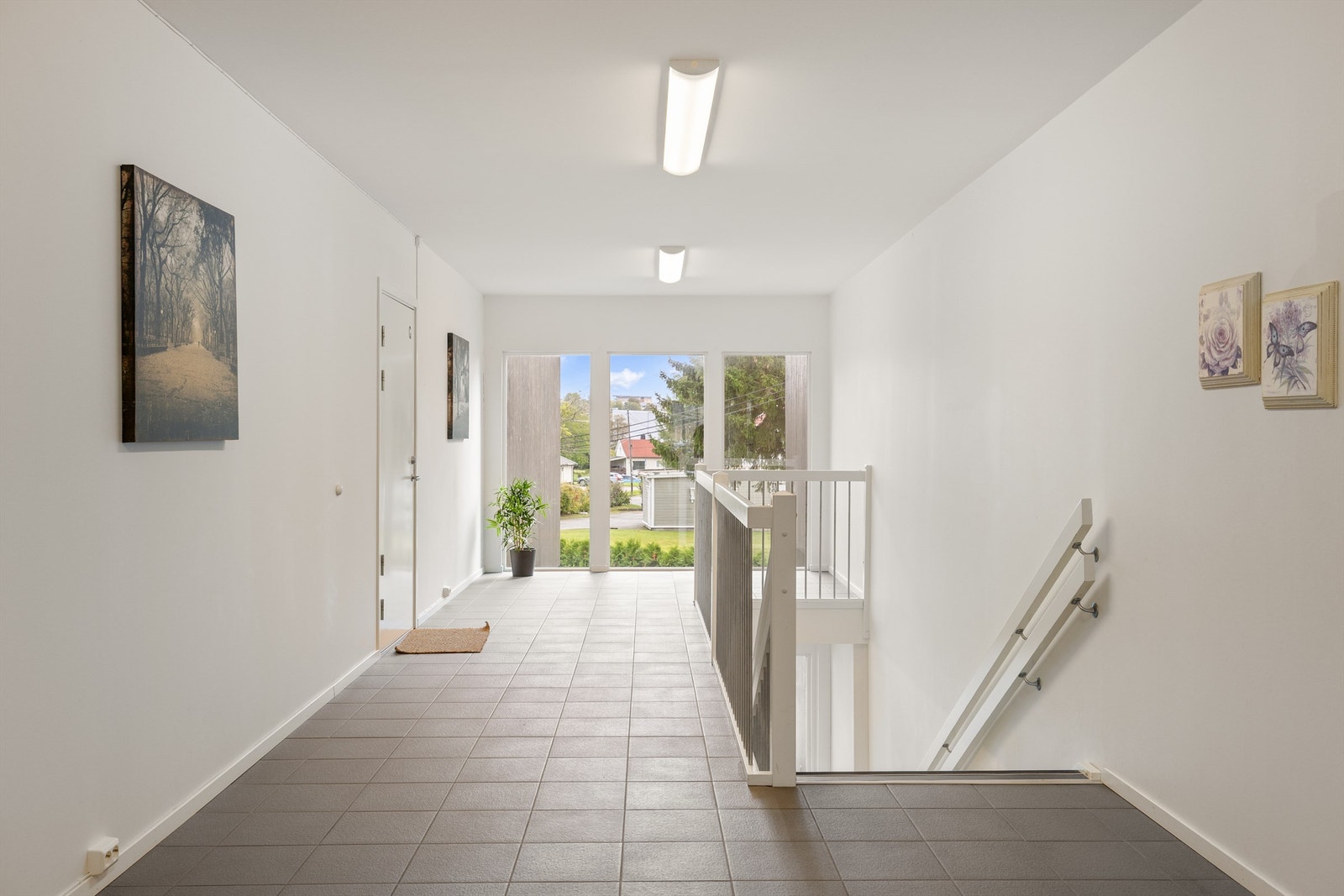 Fremfor utvendige svalganger har bygget en romslig og lys innvendig oppgang hvor adkomst skjer upåvirket av været utenfor. Galleribilde