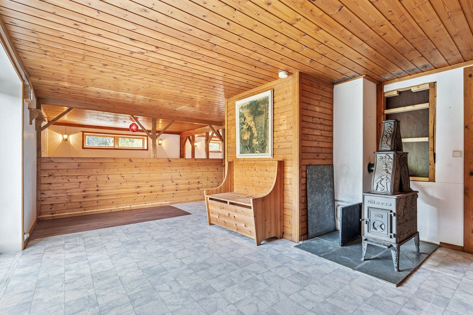 Kjellerstua er en flott plass for barna å få litt privatliv, eller for de voksne som søker litt ro. En etasjeovn sørger for god varme i rommet. Galleribilde