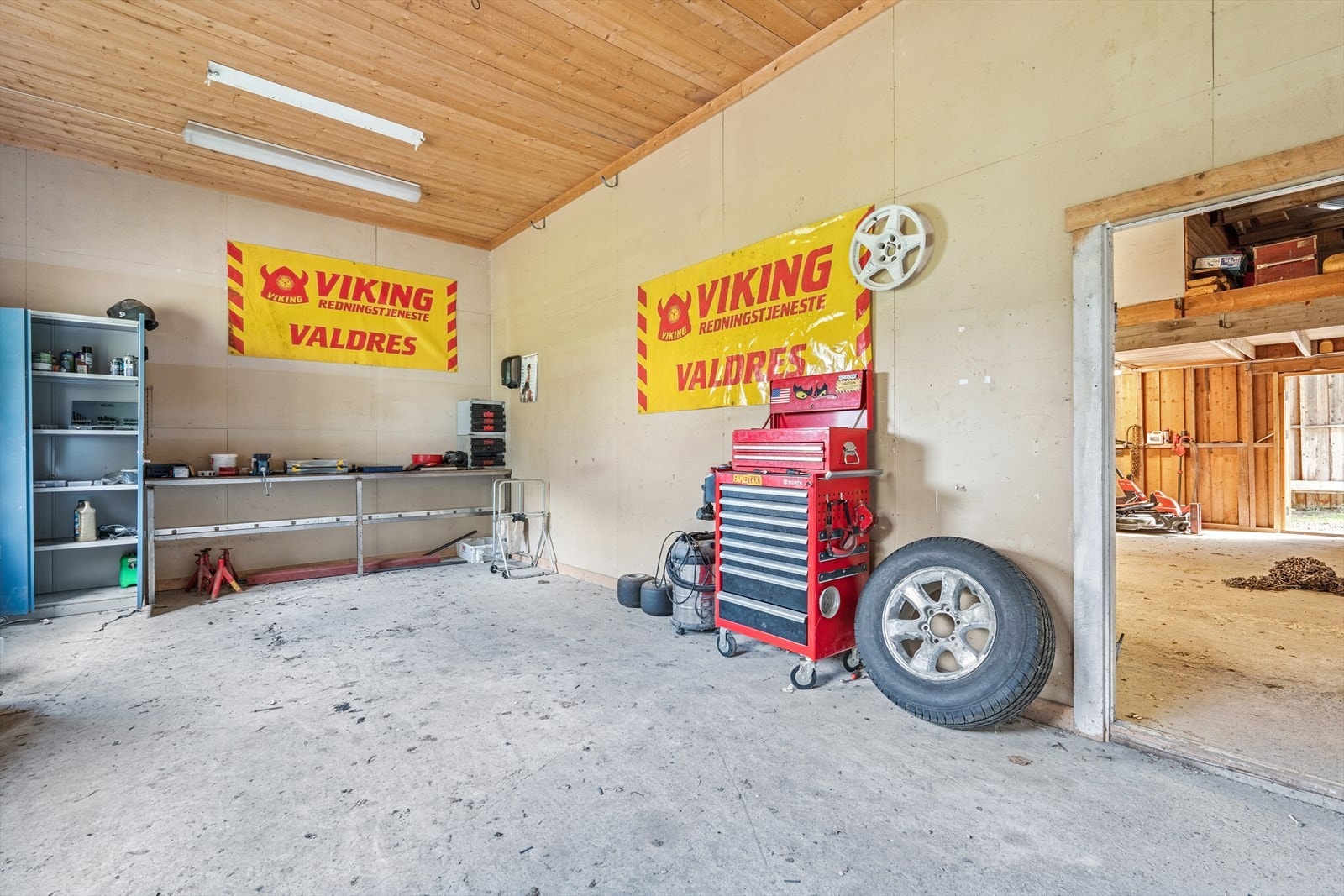 Det helisolerte rommet i første etasjen brukes som hobbyverksted med strøm og oppvarming. Galleribilde