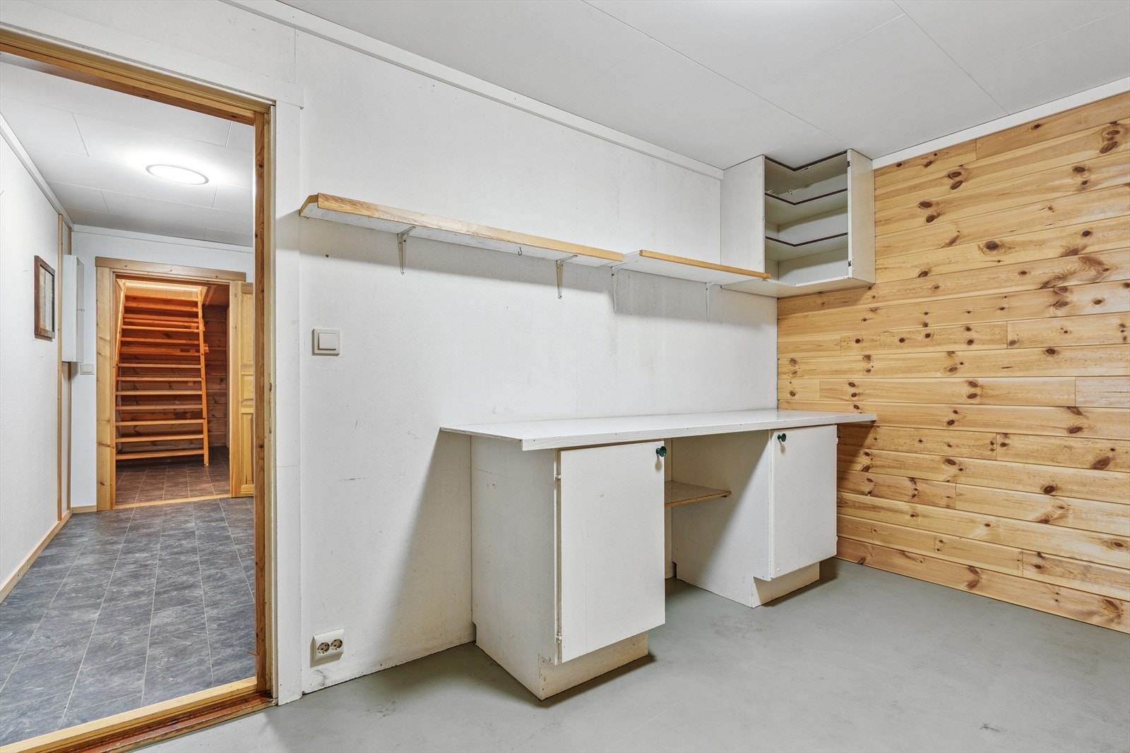 Enklere grovkjøkken innredet med benkeskap. Galleribilde