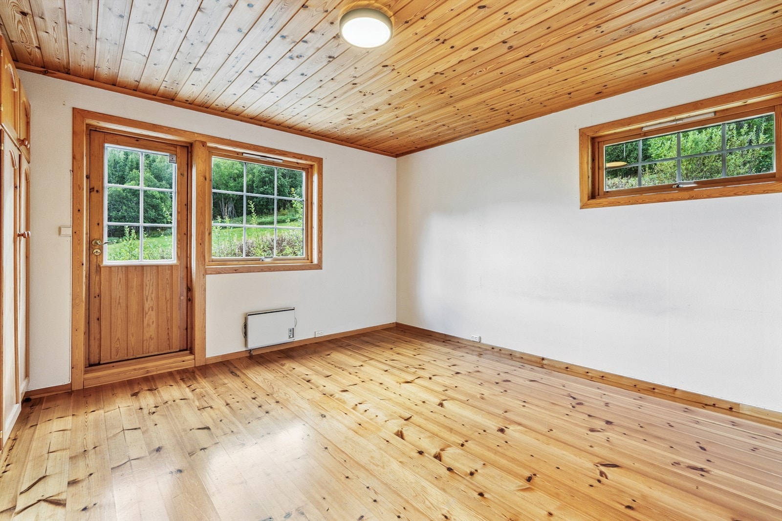 I hovedetasjen er det to store soverom som kan innredes etter behov. Hovedsoverommet har terrassedør ut. Soverom 1. Galleribilde