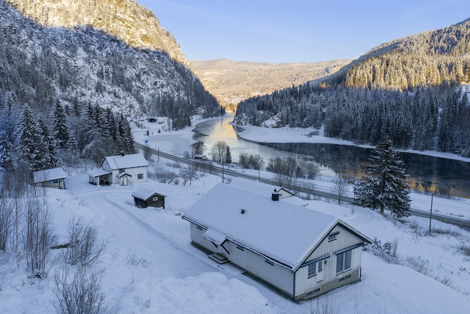 Her bor du i et rolig og naturnært område med spredt gårds- og boligbebyggelse, omgitt av vakker Valdres-natur og med fin utsikt til Begna Elv. Galleribilde