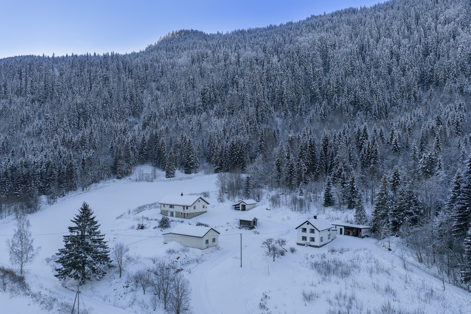 På tunet står det også en garasje med carport, et redskapshus/verksted og et gammelt stabbur. Galleribilde