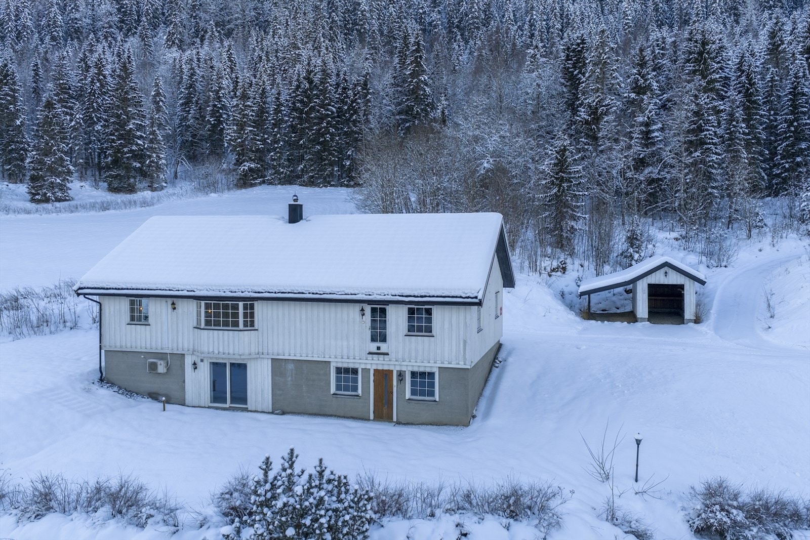 Tomta er romslig og gir god plass til både lek, hage og oppbevaring. Selger har fremhevet friheten med stor tomt og at eiendommen ligger skjermet, uten nærhet til fastboende naboer. Galleribilde