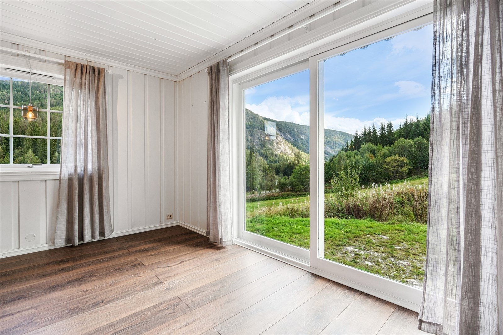 Fra stua er det heve-skyvedør ut til terreng (opprinnelig terrasse er revet). Galleribilde