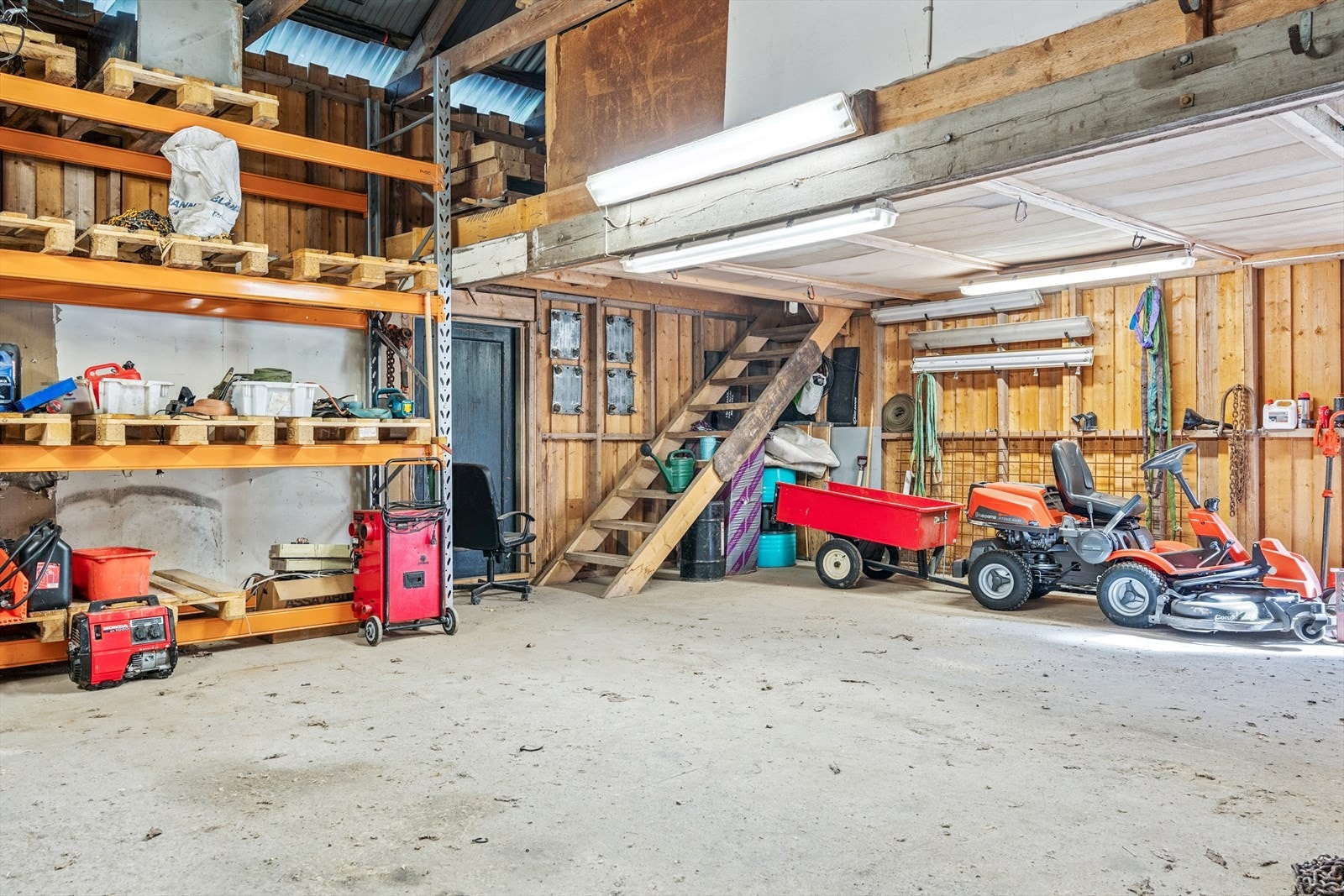 Her er det skyveporter, egen inngangsdør og tilbygd carport. I tillegg er det trappeadkomst opp fra garasjedel til ett isolert lagerrom. Galleribilde