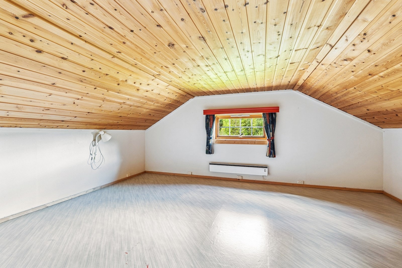 De disponible rommene benyttes i dag som soverom, men er ikke godkjent som oppholdsrom da vinduene ikke oppfyller dagens krav. Galleribilde