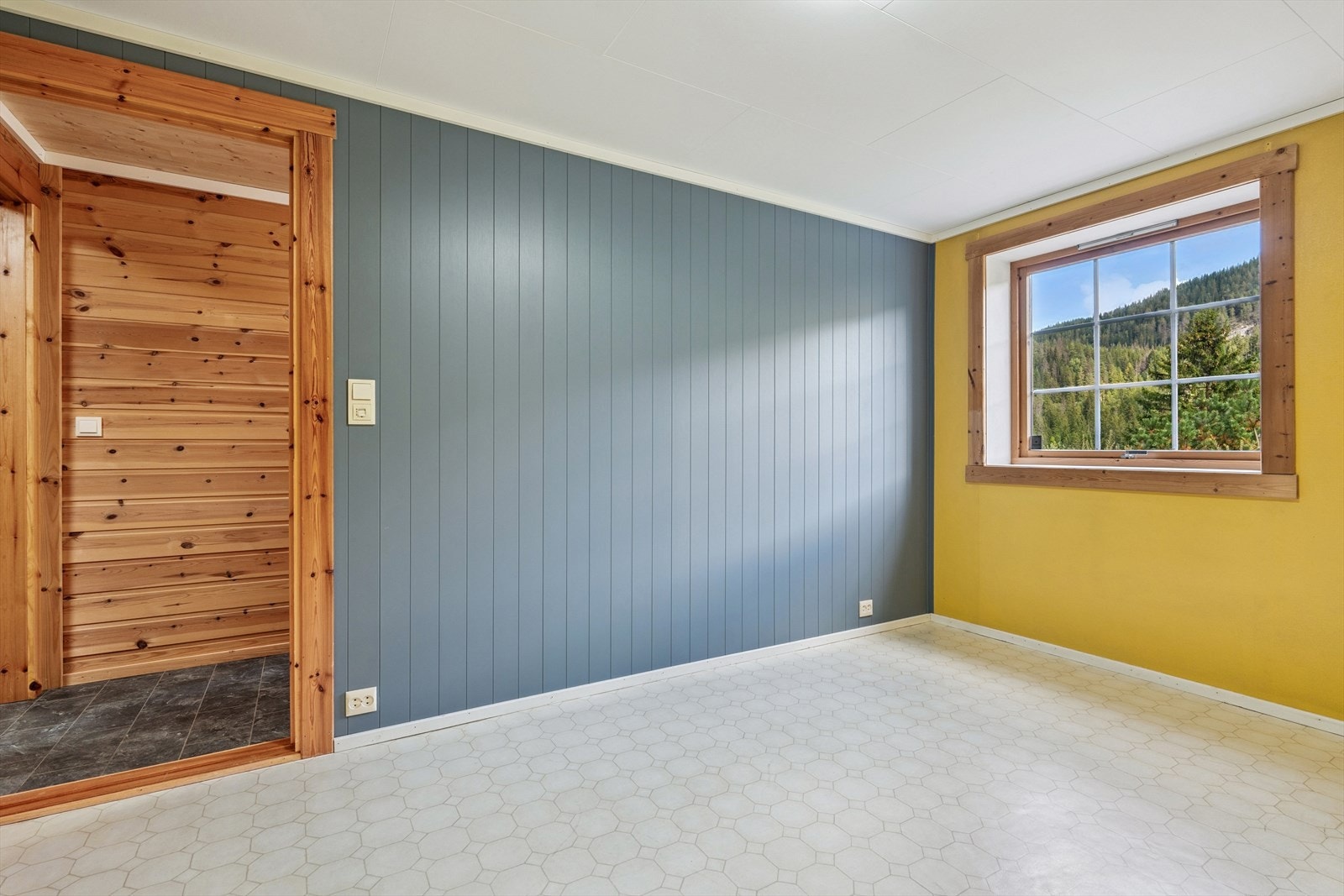 Underetasjen har ytterligere to soverom som gjør at boligen har god plass til mange. Soverom 3. Galleribilde