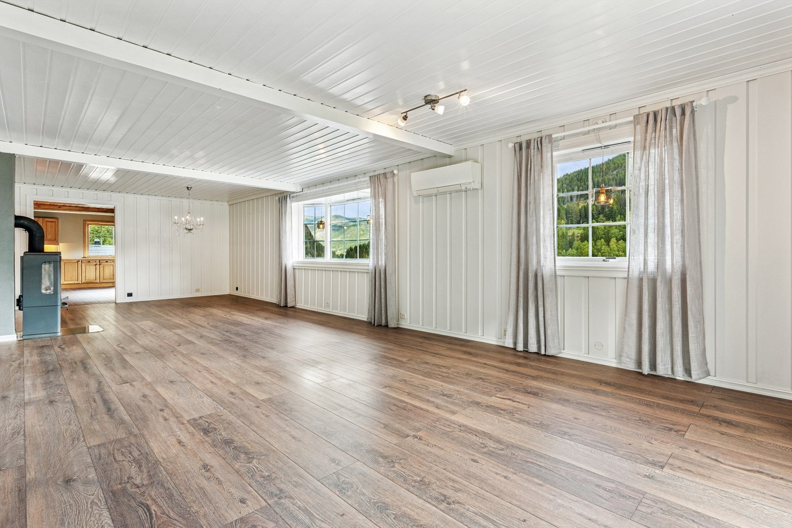 En nyere peisovn med glassdør skaper lun stemning og gir god varme på kalde dager. I tillegg har boligen luft-til-luft varmepumpe. Galleribilde