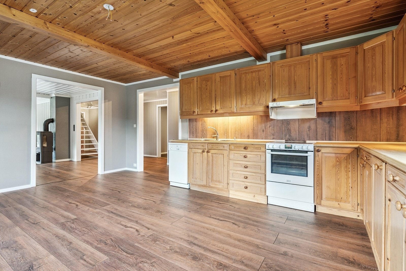 Her finner du vask i rustfritt stål med to kummer og høy tappekran. Komfyr og oppvaskmaskin medfølger (ikke kjøl/frys). Kjøkkenet har terrassedør, men veranda er ikke oppført. Galleribilde