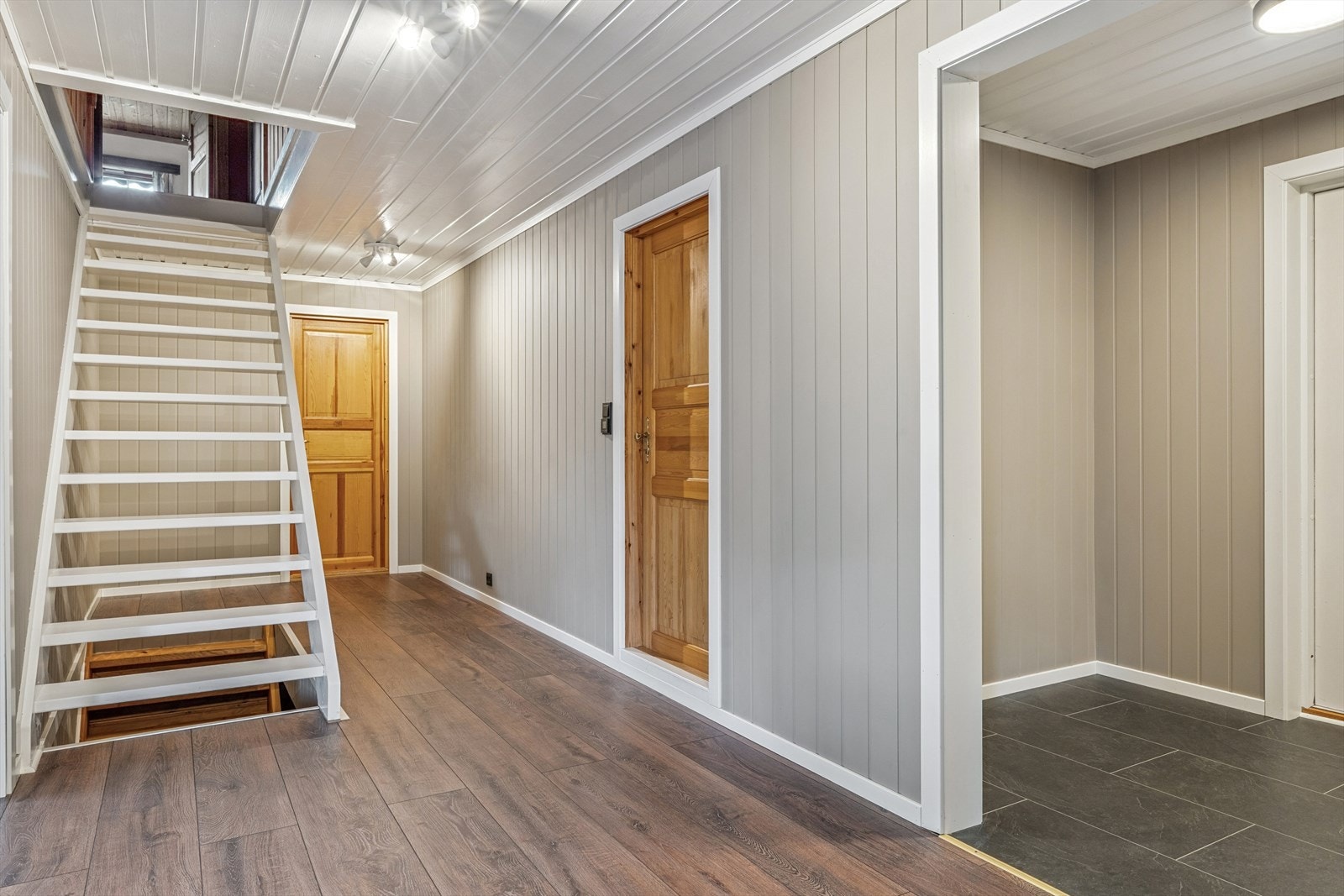 Trapp opp til andre etasje/hems med trapperom, midtrom og to disponible rom. Galleribilde