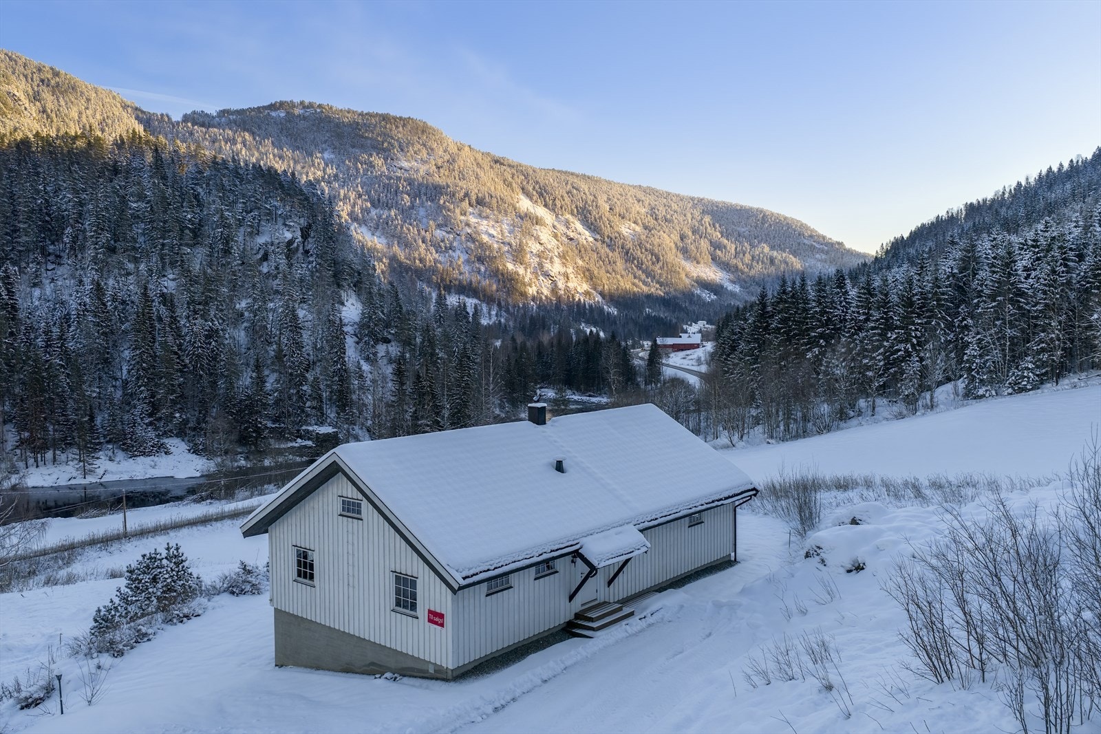 Dette er et ideelt sted for deg som ønsker å bo landlig, samtidig som du har kort vei til Bagn sentrum og nødvendige servicetilbud. Galleribilde