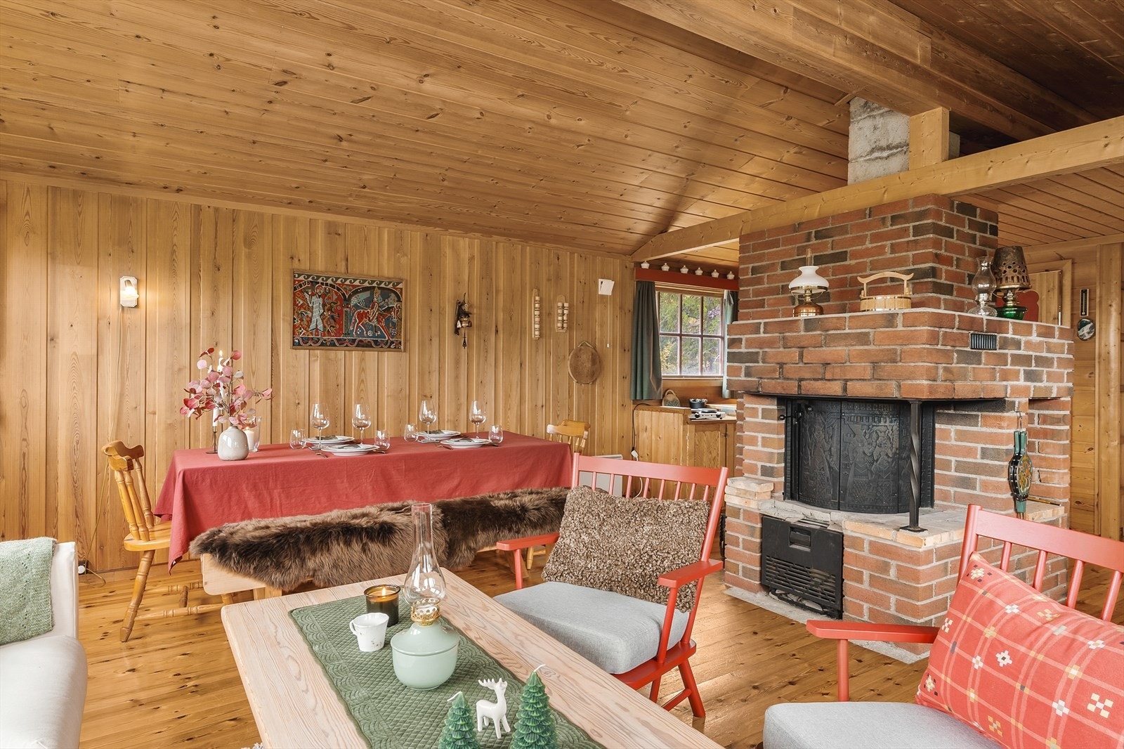 I tillegg til varme og hygge fungerer peisen som en romdeler mellom stue og kjøkken. Galleribilde