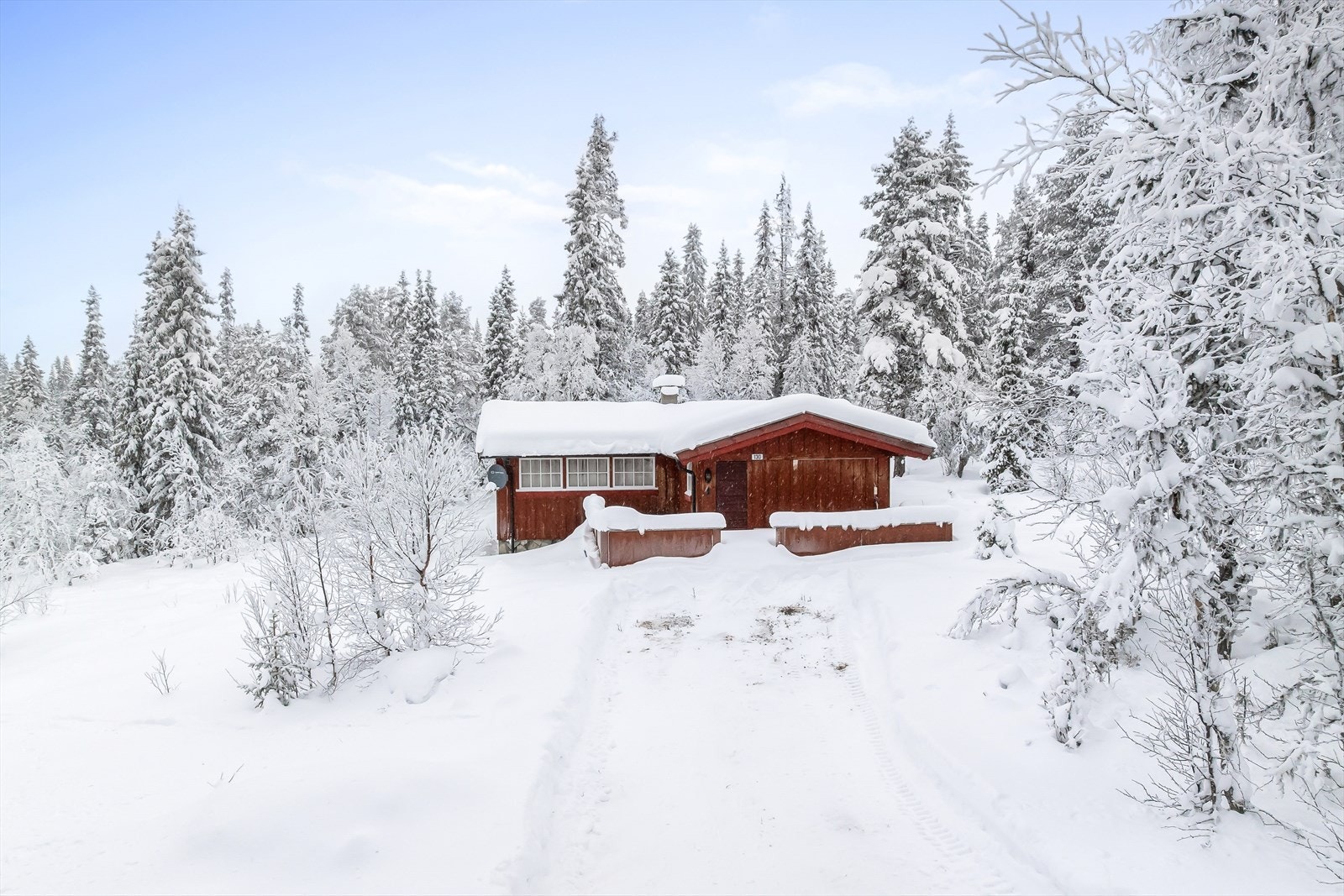 Brøytet vei og bil oppstilling foran hytta. Galleribilde
