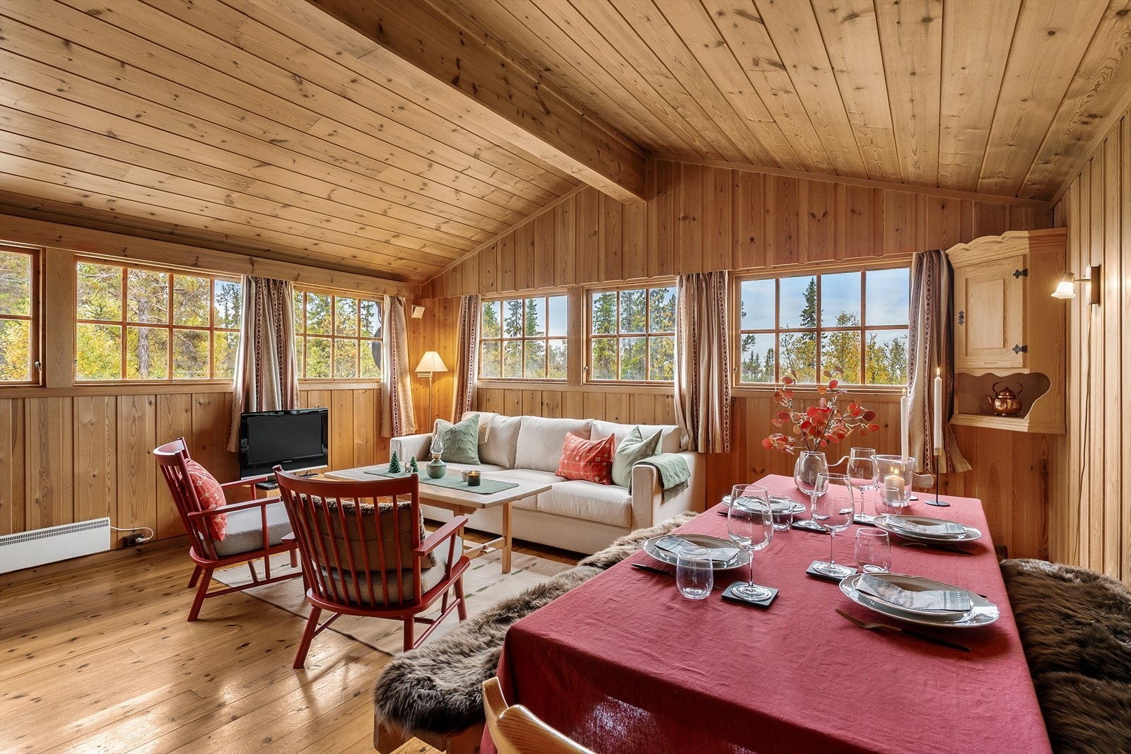 Det er god plass til sofa, lenestoler og spisestue mm. Galleribilde