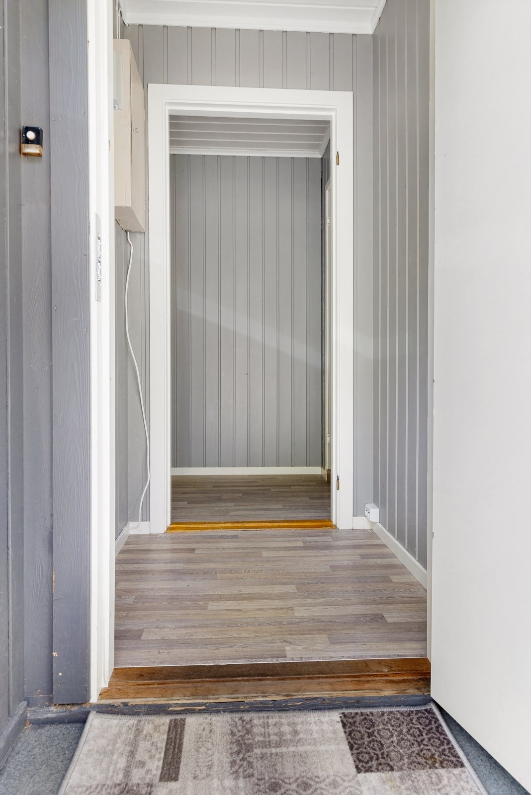 Boligen har en lys entré og gang. Galleribilde