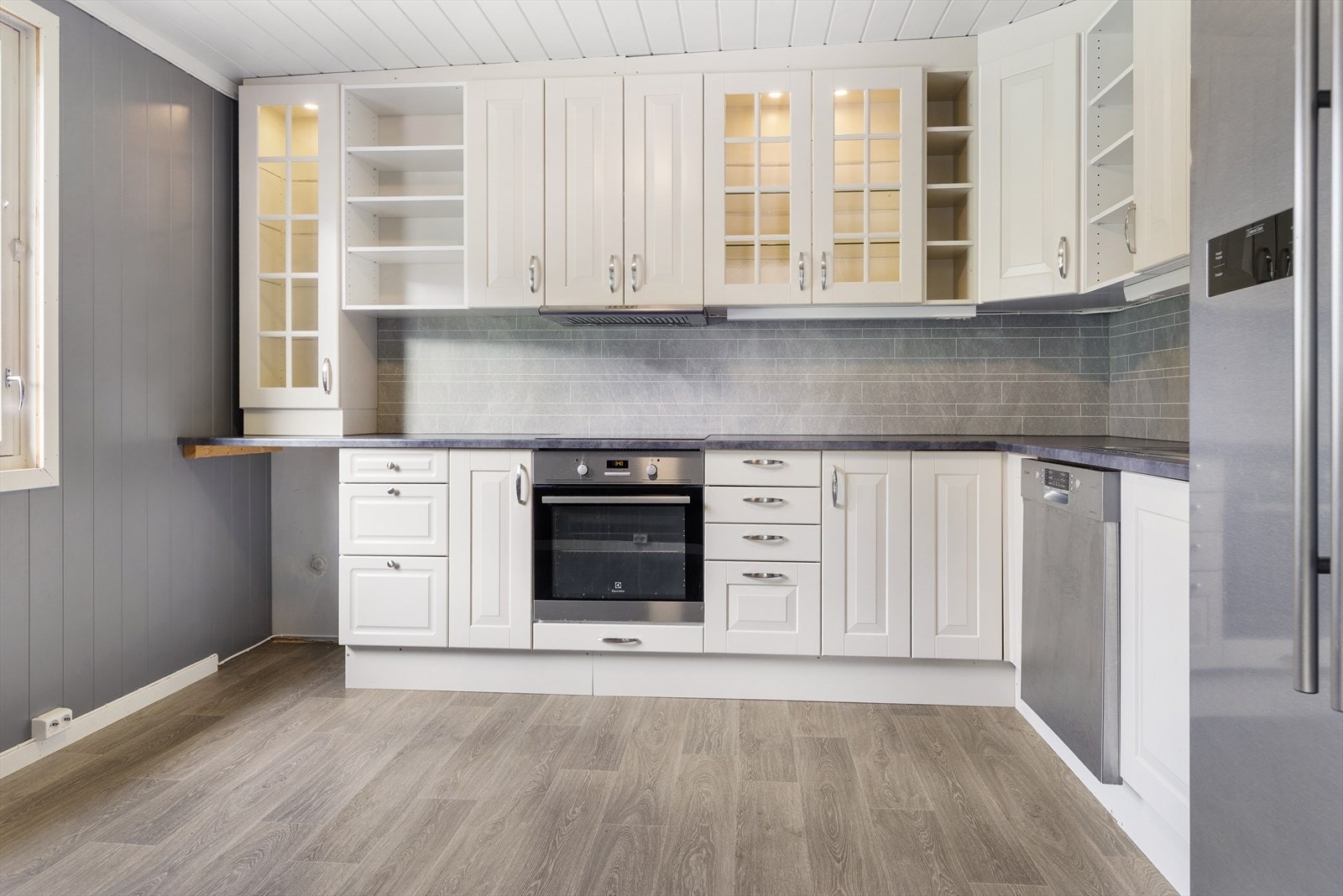 Den klassiske innredningen har profilerte fronter og laminat benkeplate. Galleribilde