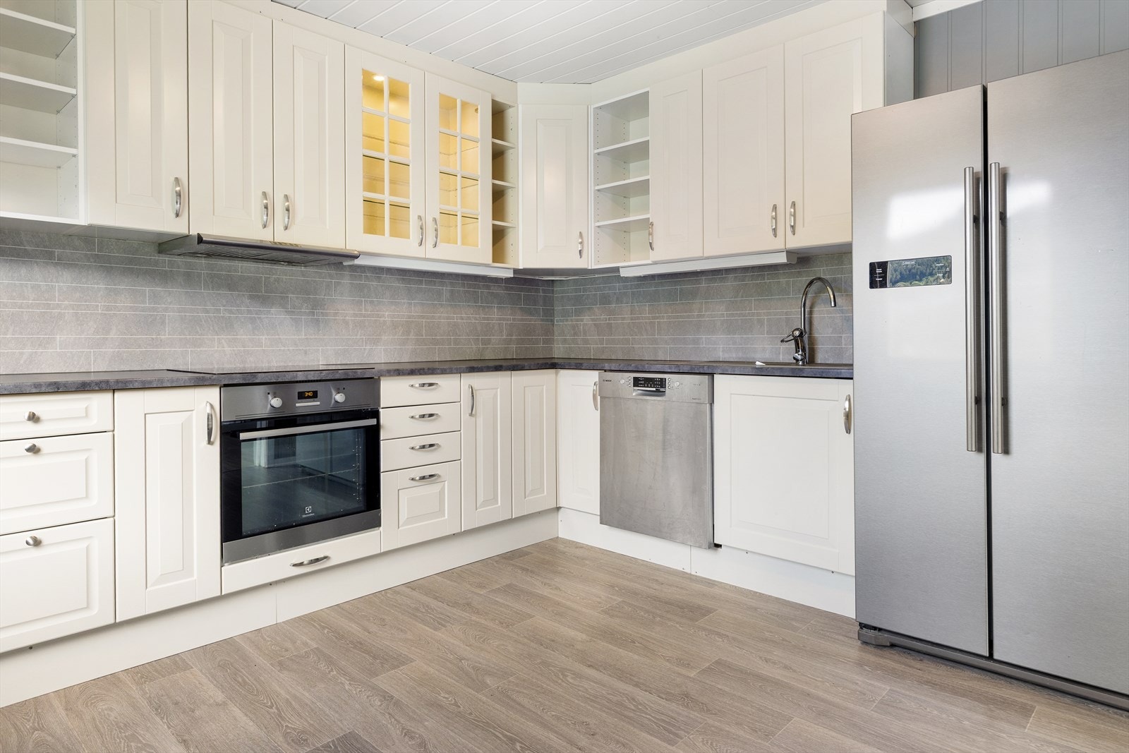 Hvitevarer med stålfront gir kjøkkenet et stilrent uttrykk. Galleribilde