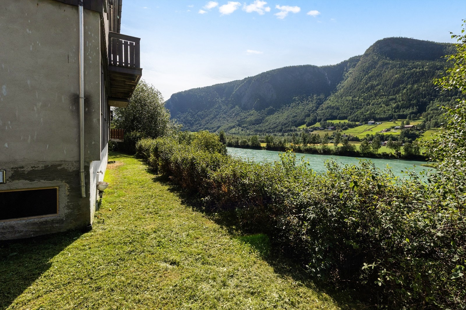 Tomten er delt opp i nivåer med grøntarealer og prydbusker. Galleribilde