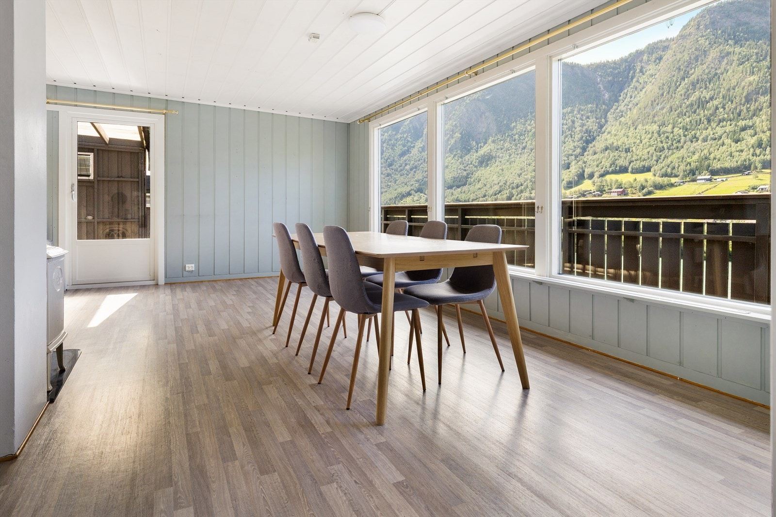 Fra stua er det fin utsikt mot områdene omkring. Galleribilde