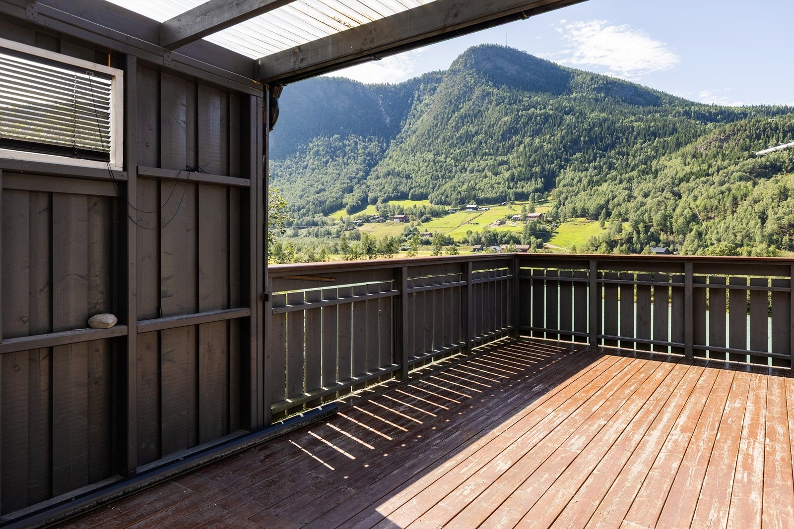Ut fra stua er det tilgang til dels overbygget terrasse. Galleribilde