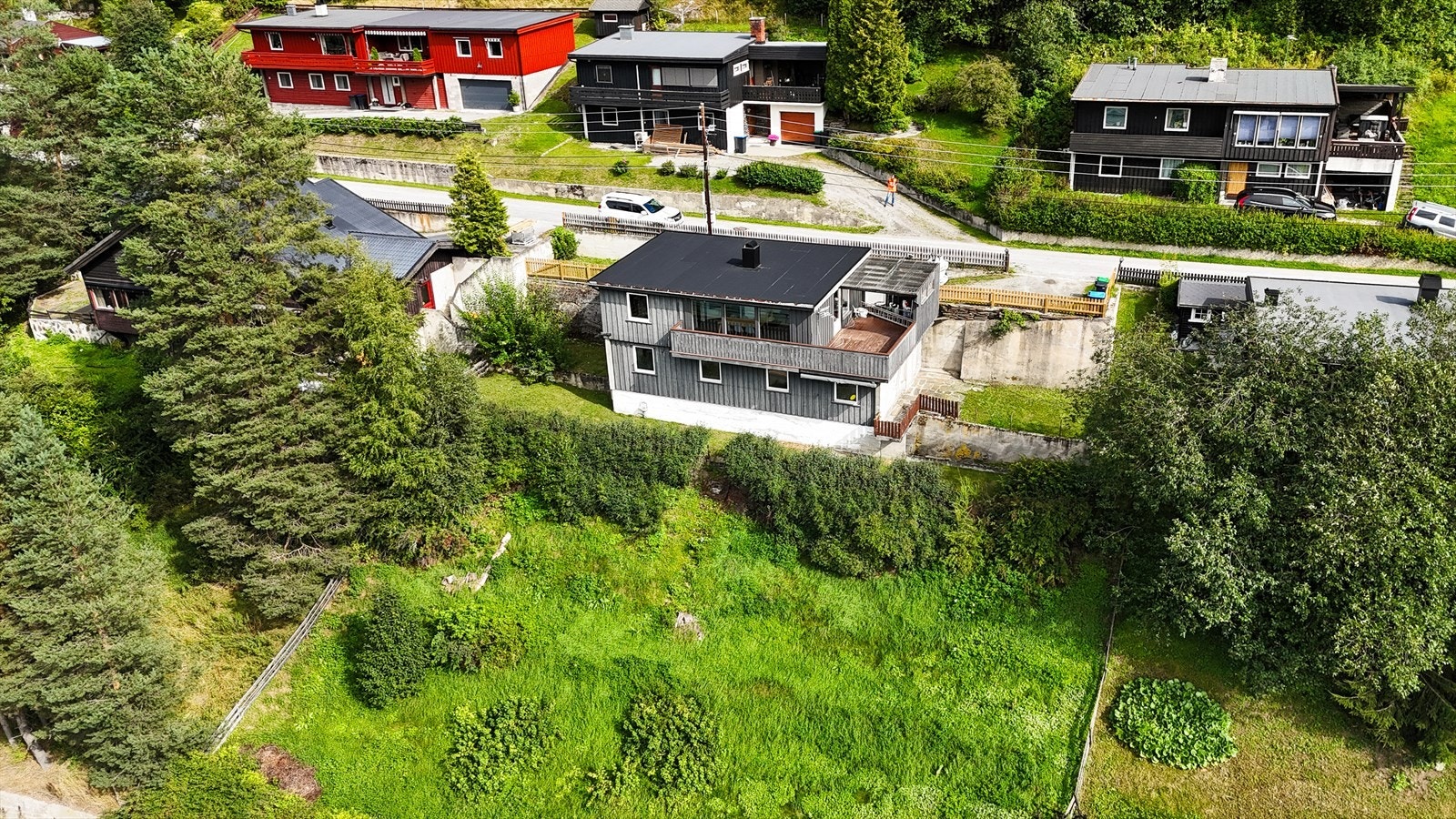 Herfra er det gang- og sykkelavstand til barnehage og skole, samt alt servicetilbud i sentrum. Galleribilde