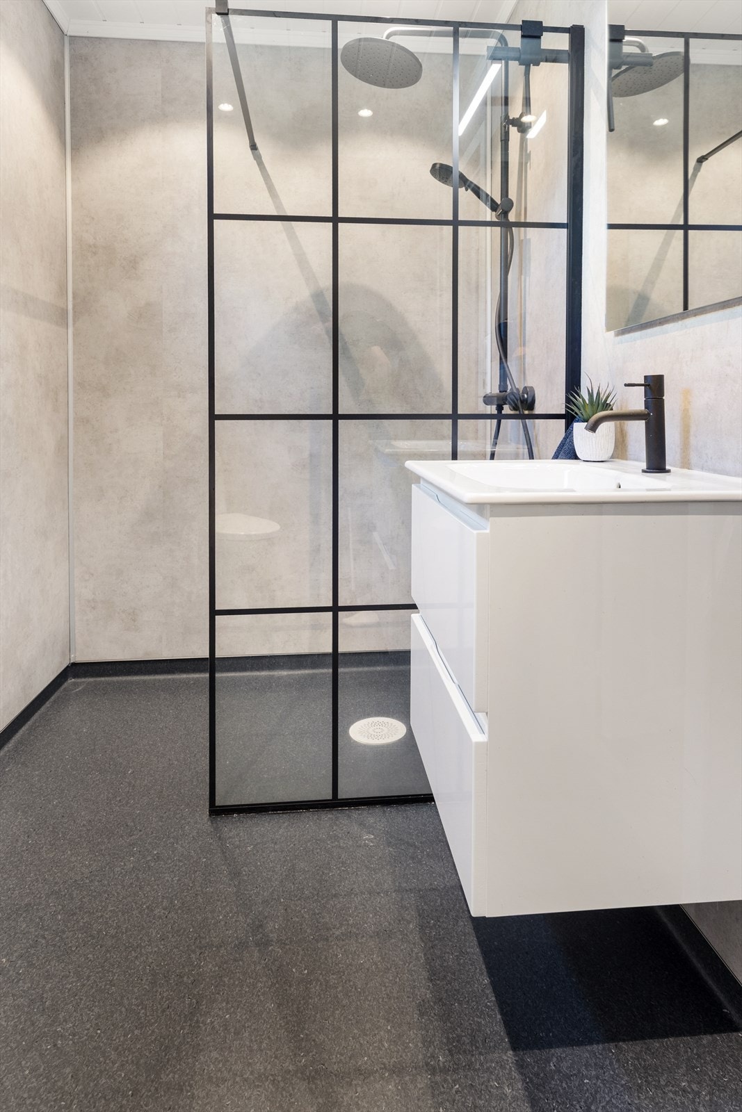 Med sorte detaljer får badet et moderne uttrykk. Galleribilde