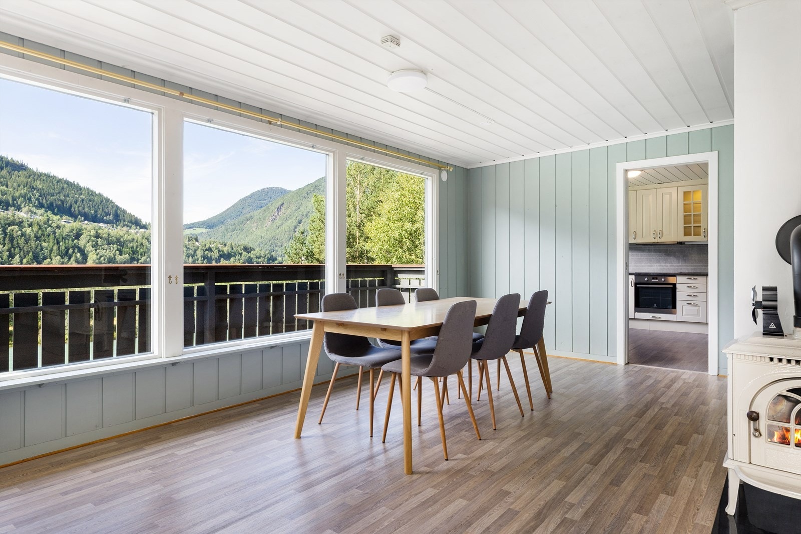 Stua fremstår lys og luftig. Galleribilde