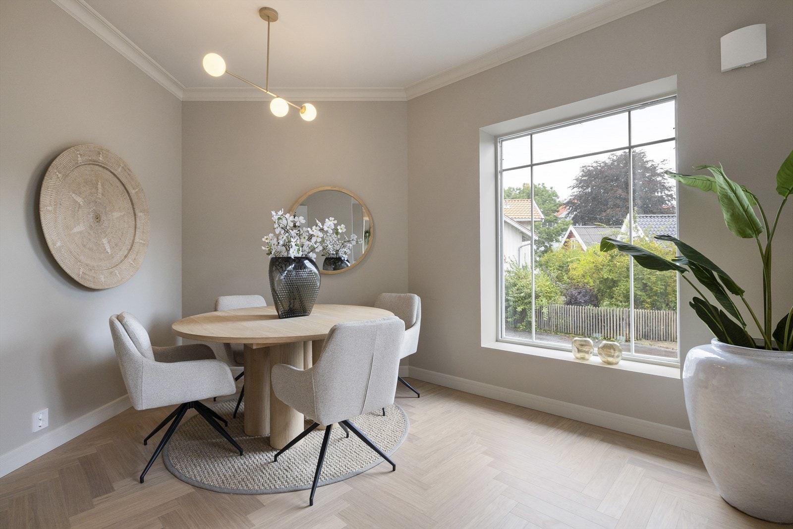 Store vindusflater slipper inn rikelig med dagslys og skaper en lys og innbydende atmosfære Galleribilde