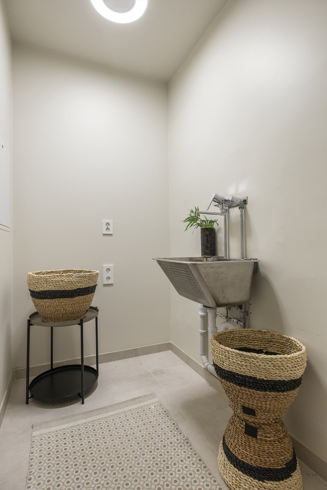 Leiligheten har i tillegg et separat toalettrom og vaskerom, begge med fliser på gulv. Galleribilde