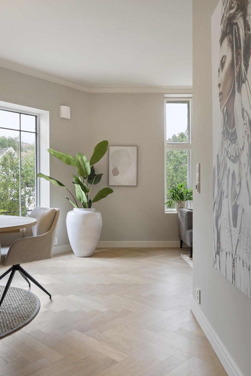 Det er lagt fiskebeinsparkett i alle rom, som gir et varmt og elegant uttrykk. Galleribilde