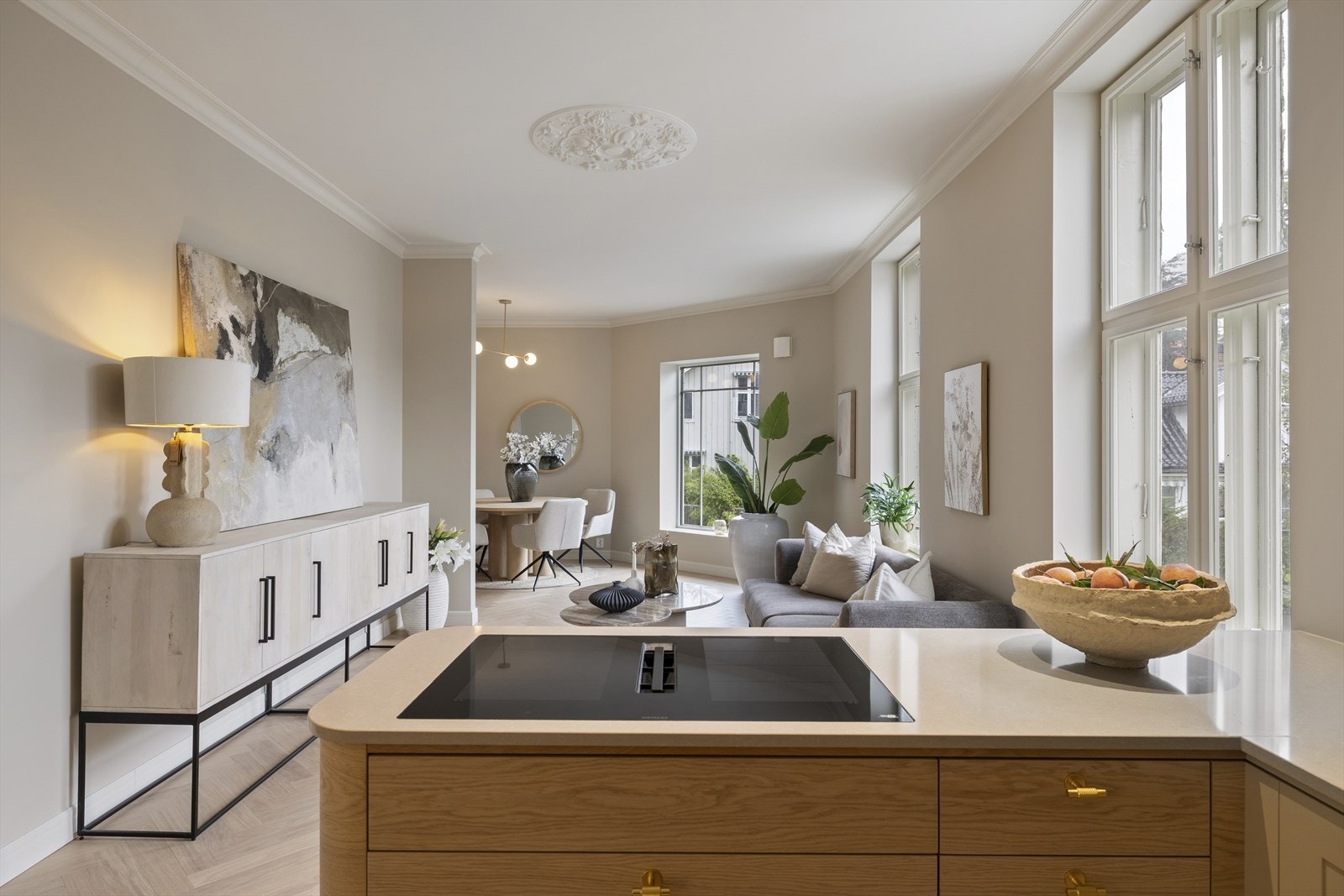 Leilighetens åpne stue- og kjøkkenløsning gir en fantastisk romfølelse og inviterer til både hverdagsliv og sosiale sammenkomster. Galleribilde