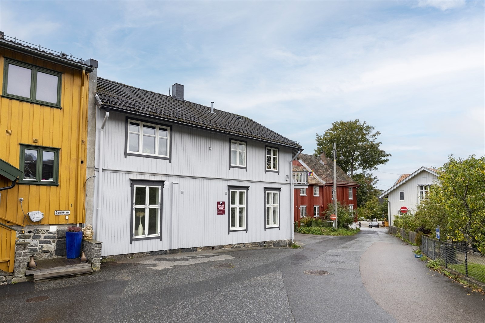 I sentrum finner du den populære badeparken med flere sandstrender, stupebrett, svaberg og en flott gresslette. Galleribilde