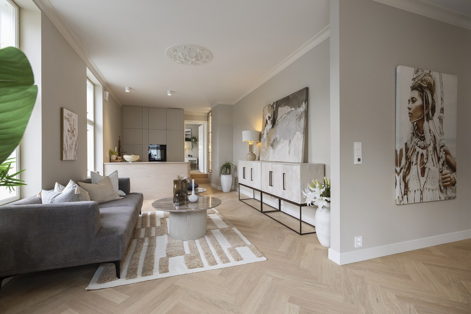 Her får du moderne løsninger, høy kvalitet og lekre detaljer - alt tilrettelagt for en komfortabel og bekymringsfri hverdag. Galleribilde