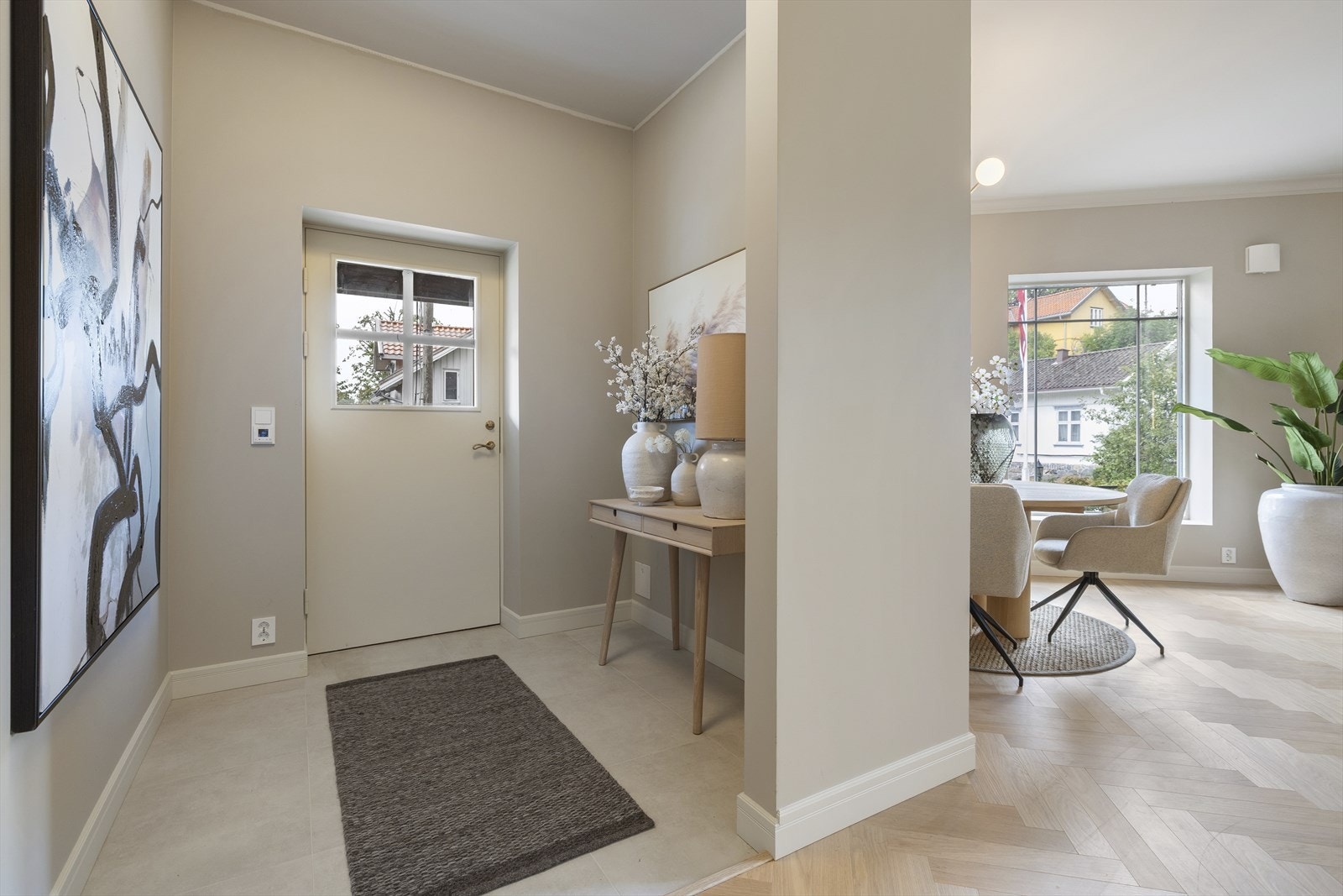 Praktiske fliser i entreen. Galleribilde