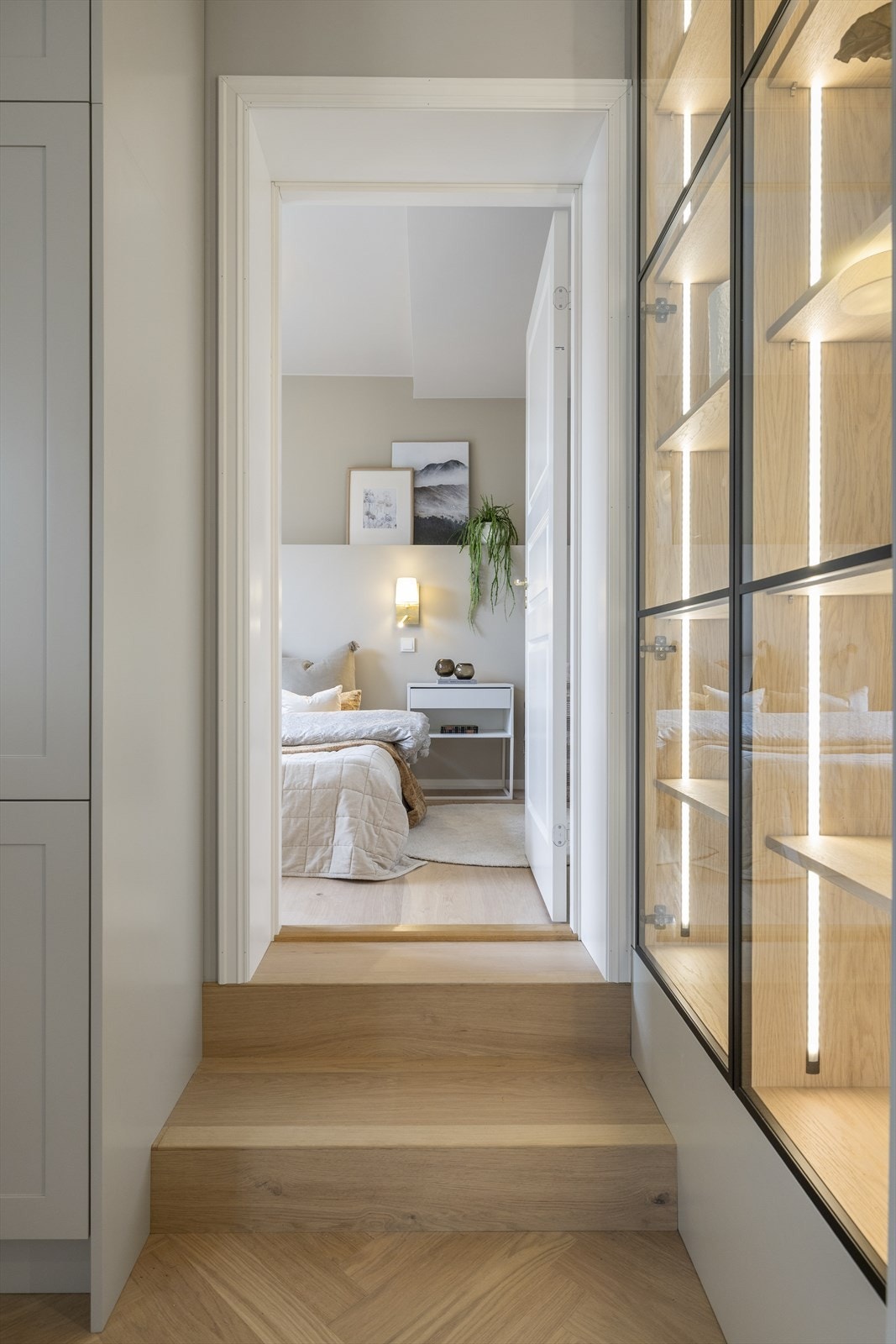 Leiligheten har to store soverom med god plass til garderobeløsninger. Galleribilde