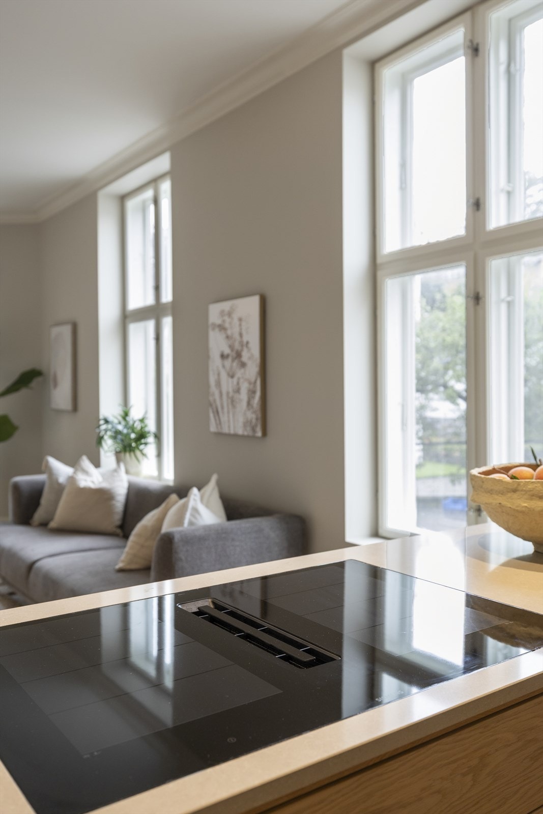 Her finner du en kompositt benkeplate som kombinerer slitestyrke med et moderne utseende, glasskap med innfelt lyslist som gir en eksklusiv finish, og integrerte Siemens hvitevarer. Galleribilde