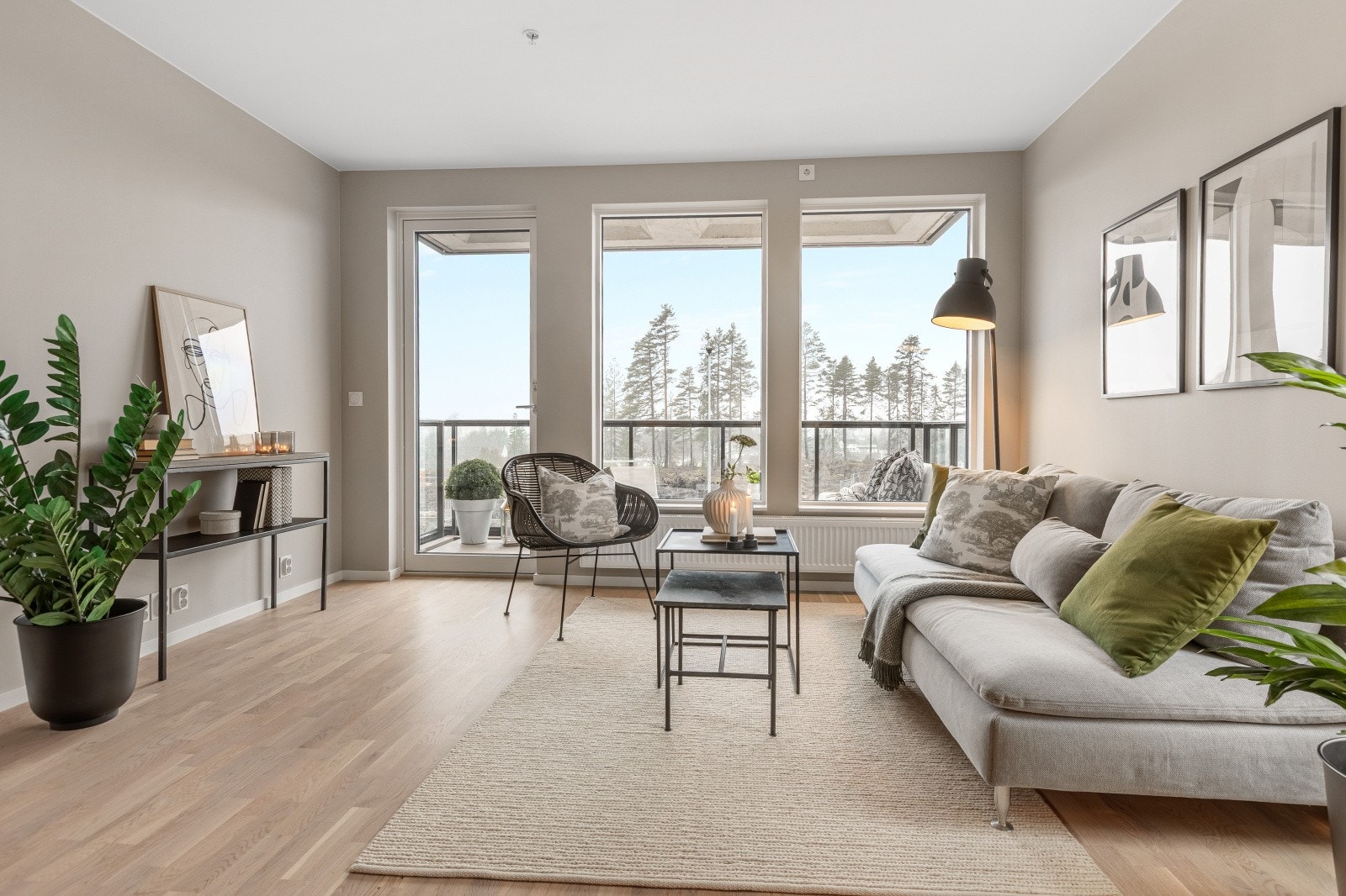 Boligprosjektet "Allergotskogen," utviklet av JM, tilbyr Svanemerkede leiligheter som sikrer et energieffektivt hjem. Disse leilighetene er godt isolert, har utmerket luftkvalitet og gode lysforhold, noe som bidrar til et sunt og komfortabelt bomiljø. Galleribilde