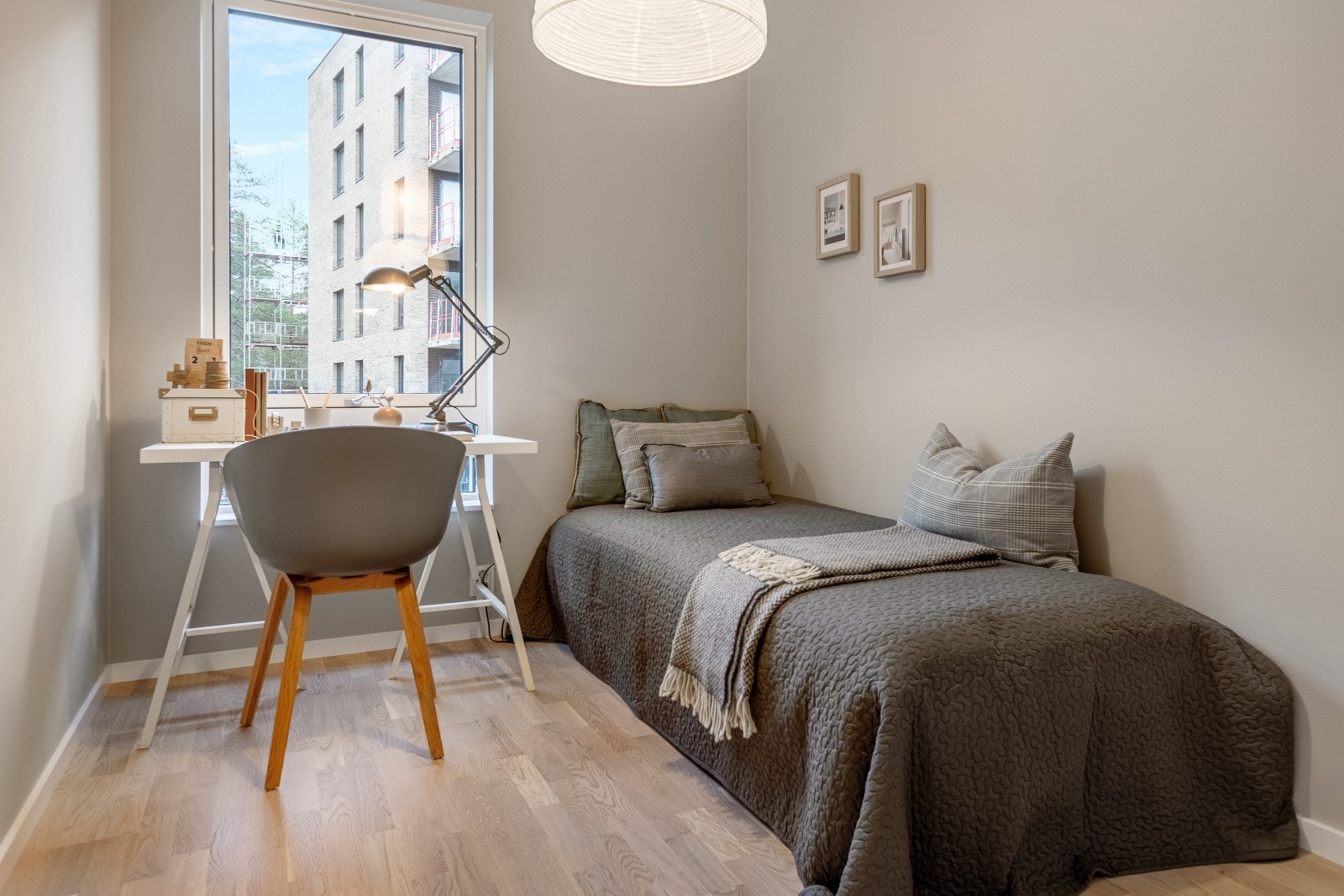 Det andre soverommet ligger nært hovedsoverommet og har plass til seng, nattbord og eventuelt en garderobeløsning. Dette rommet er ideelt for gjester, barn eller som et kontor, og gir fleksible bruksalternativer. Galleribilde