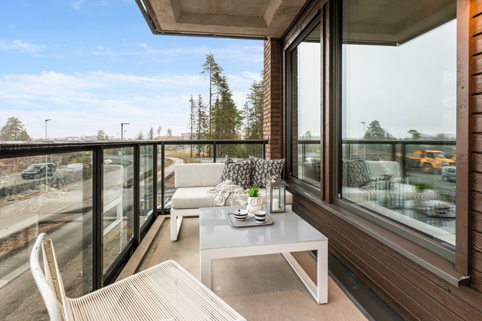 Det vil bli lysløyper rett utenfor prosjektet, samt hyggelige grøntområder. Fra leiligheten er det kort gangavstand til Jessheim sentrum, noe som gir enkel tilgang til byens fasiliteter og aktiviteter. Galleribilde