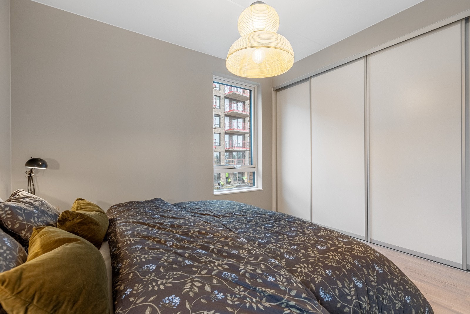 På hovedsoverommet er det installert en skyvedørsgarderobe med Elfa-system, som gir praktisk og effektiv oppbevaring. Dette bidrar til et ryddig og organisert rom, samtidig som det sparer plass. Galleribilde