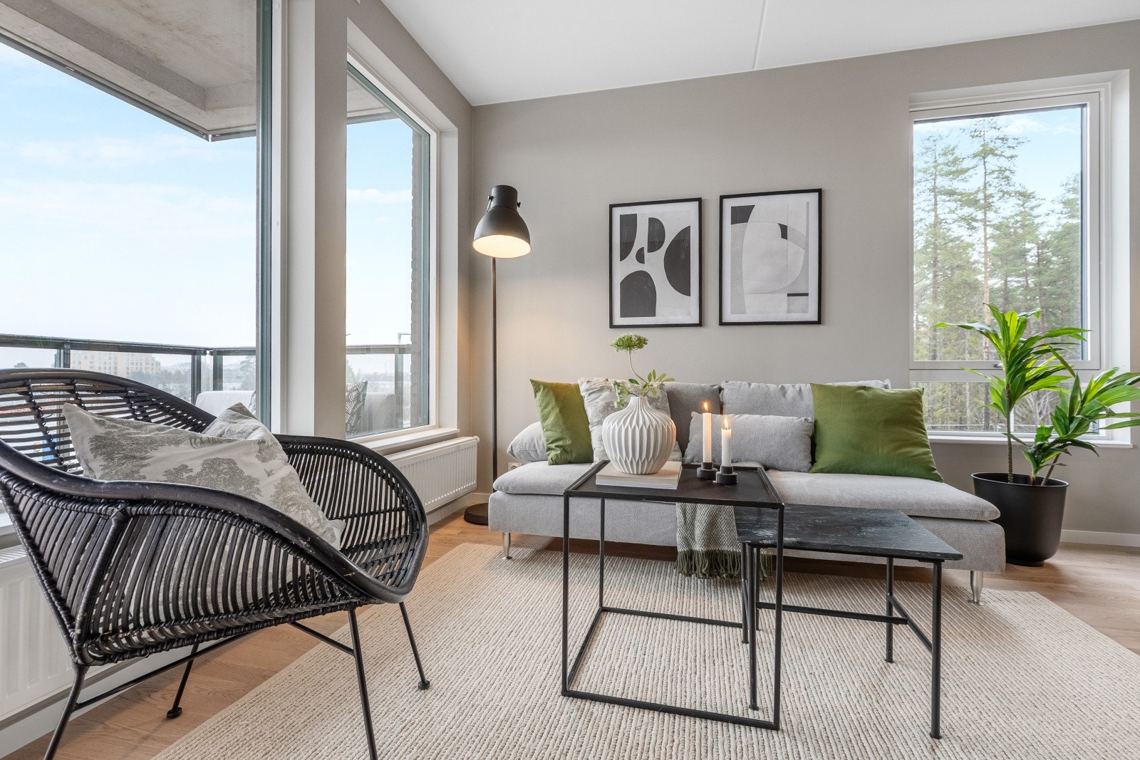 Hele leiligheten er malt i en nydelig fargepalett som harmonerer vakkert med parkettgulvet. Denne gjennomtenkte fargekombinasjonen skaper en varm og innbydende atmosfære i hjemmet. Galleribilde